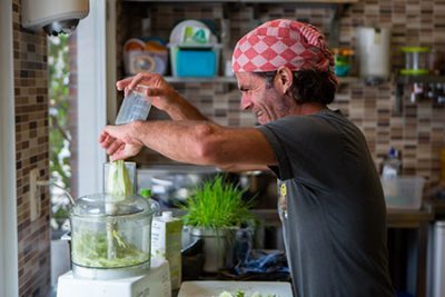 Chef Rob in de weer met zijn lievelingsapparaat de Magi Mix chef rob preparing food in the kitchen of vegane glorie, magi mix