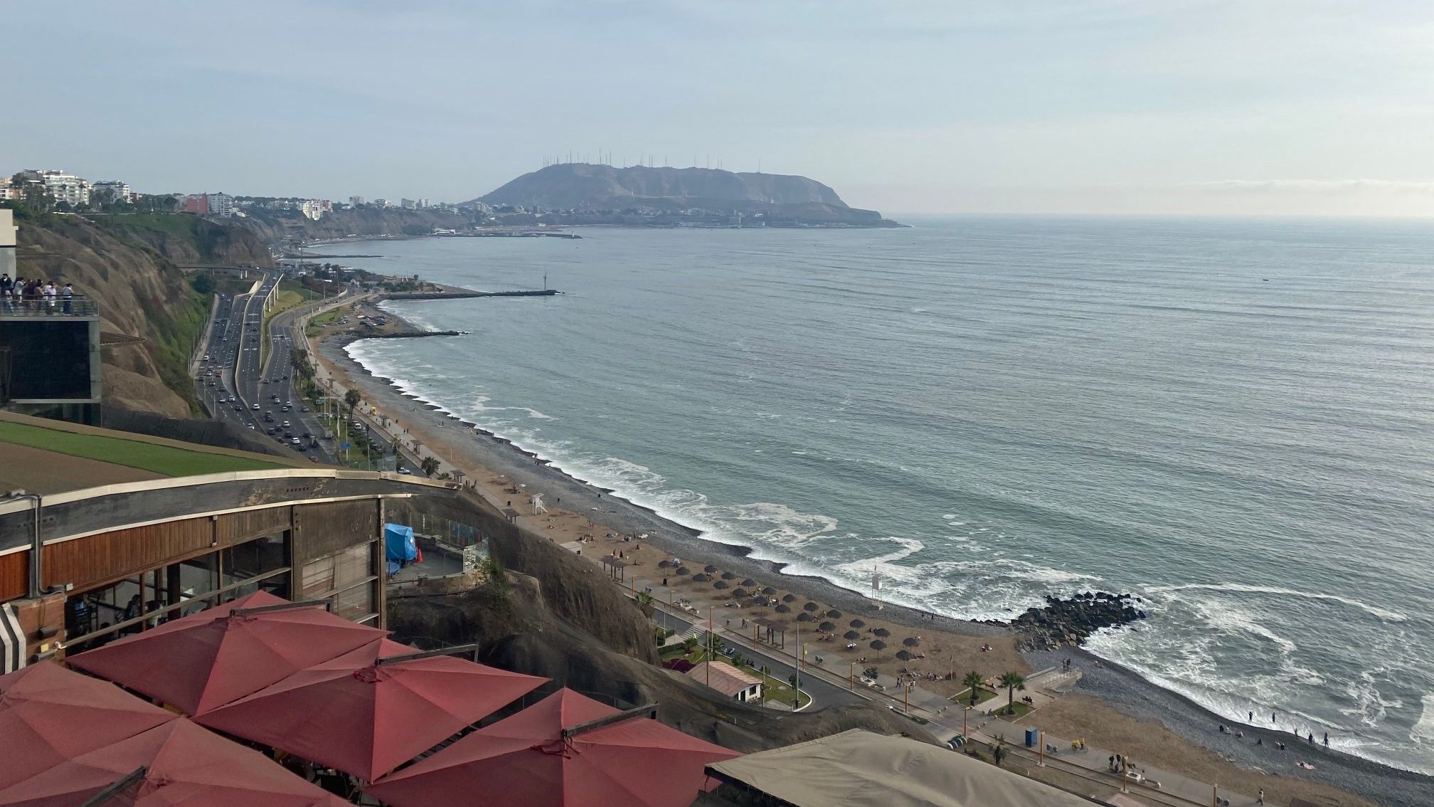Perfekt Wellen zum Surfen entlang der Küste von Lima