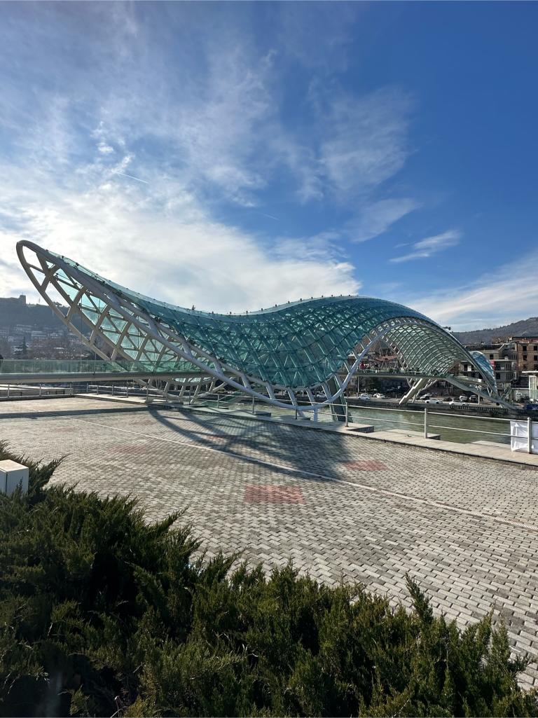 Modern gestaltete Friedensbrücke in Tiflis