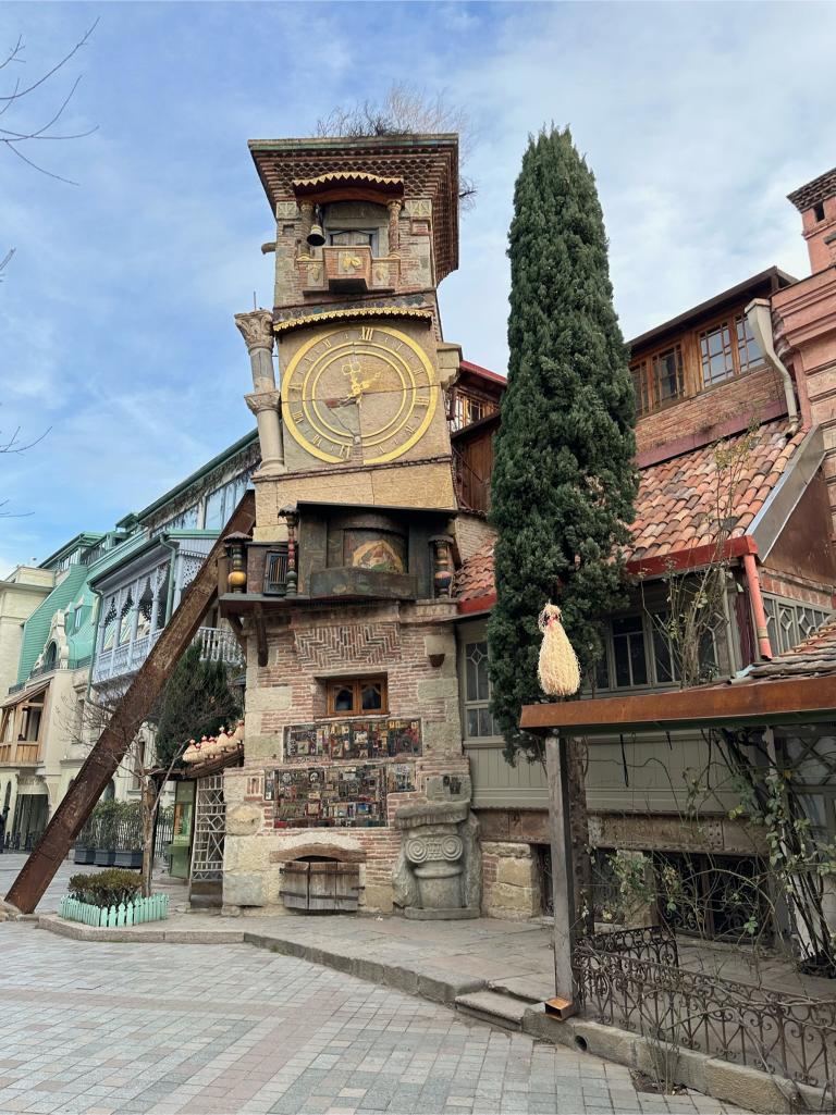 Schiefer Glockenturm vor dem Puppentheater - Tiflis