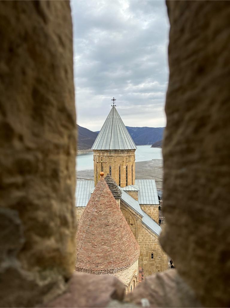 Ausblick vom Wehrturm auf die Kirche und den Stausee - Burg Ananuri