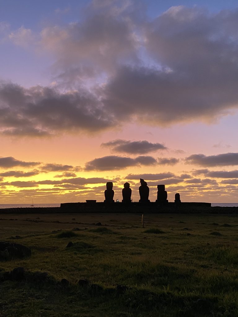 Moai beim Sonnenuntergang auf der Osterinsel