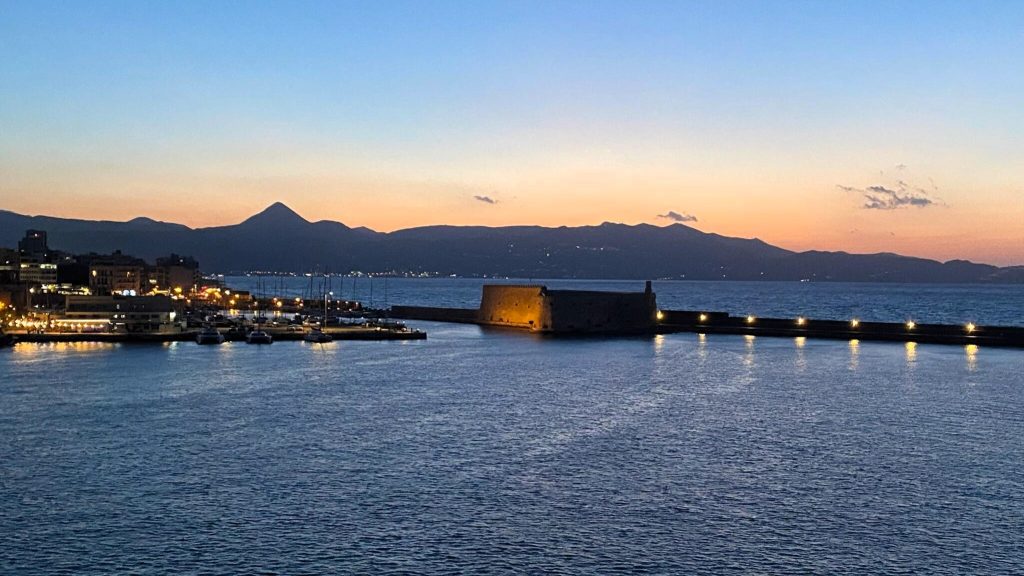 Sonnenuntergang hinter der Festung von Heraklion