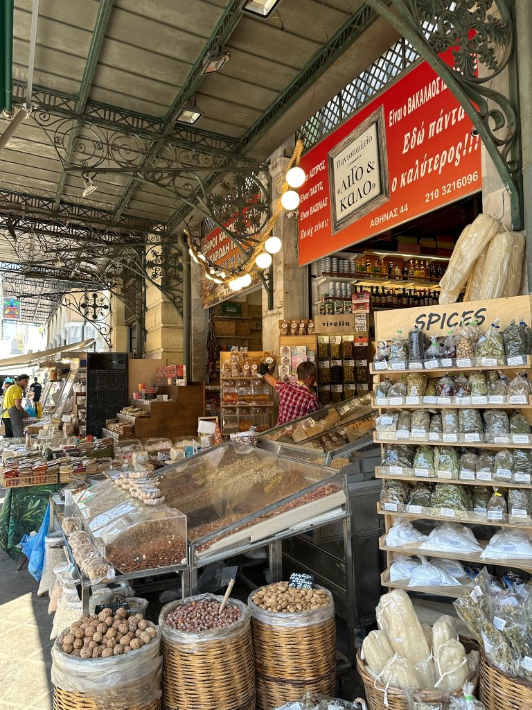 Verkauf von bunten Gewürzen auf dem Zentralmarkt in Athen