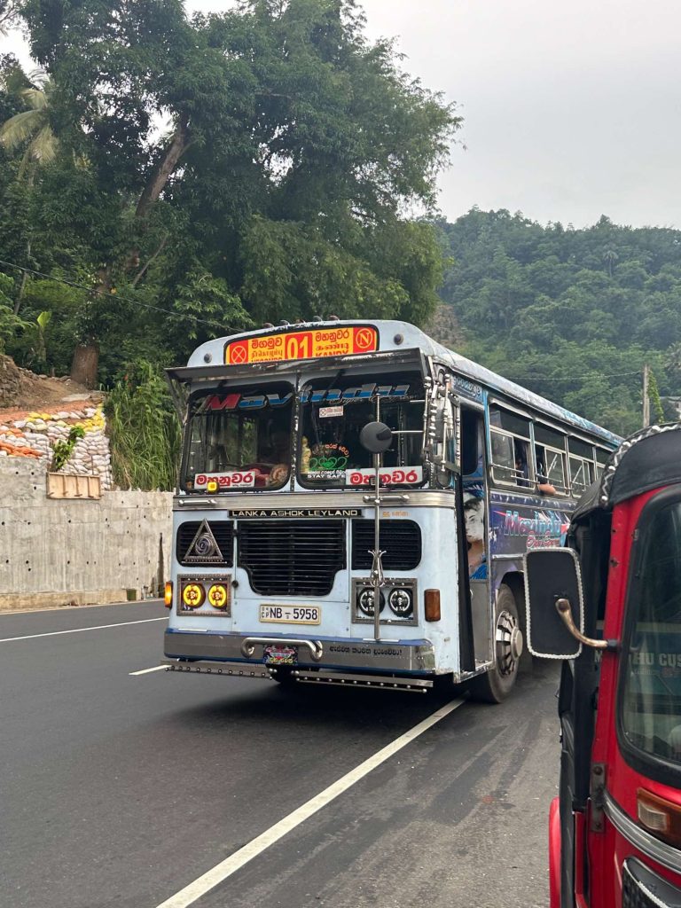 Typische Busse in Sri Lanka