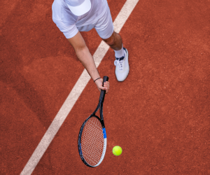 Tennis spiller set fra oven