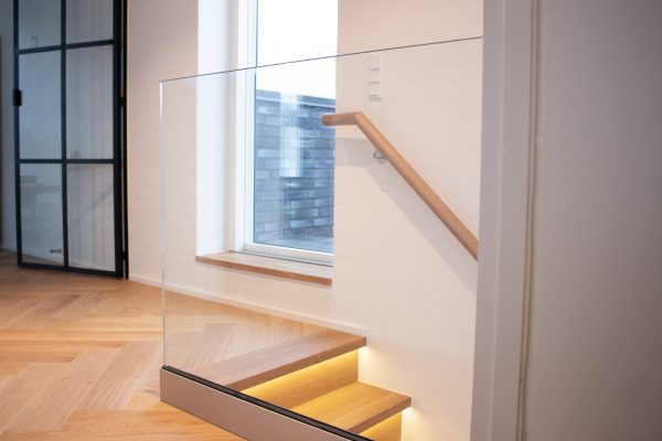 Trætrappe i eg, ligeløbstrappe med LED i trappetrin, trappeværn af glas