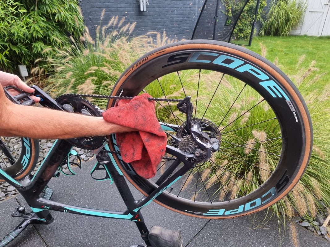 Removing dirt and dust from bike chain