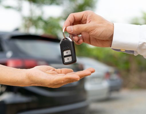 Savoir combien de voitures peut-on vendre par an est essentiel pour tout particulier envisageant de vendre des véhicules. En France, la limite est fixée à un nombre de 3 voitures par an