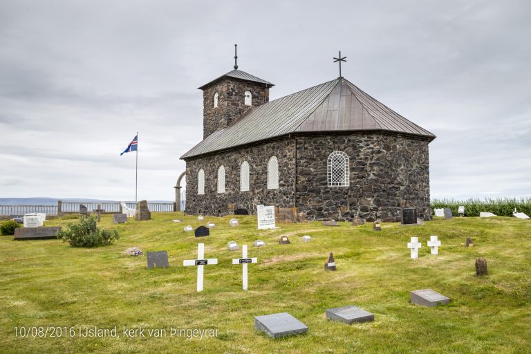 kerk van Þingeyrar gebouwd in bazaltsteen