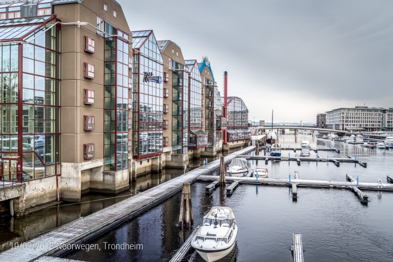 Trondheim - zicht op de Nidelva vanop de 'Bakke Bru'