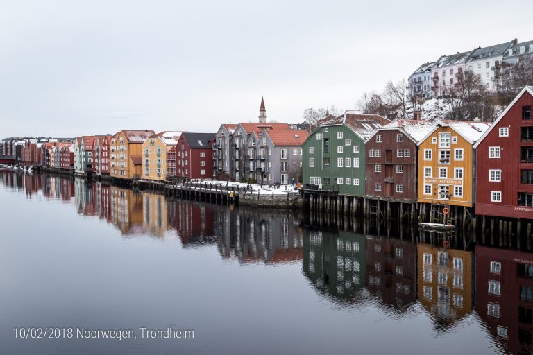 Trondheim - Nidelva rivier met koopmanshuizen vanop de 'Bakke Bru'