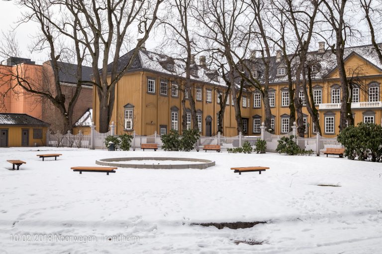 Trondheim - Stiftsgårdsparken met het koninklijk paleis (buitenverblijf) op de achtergrond