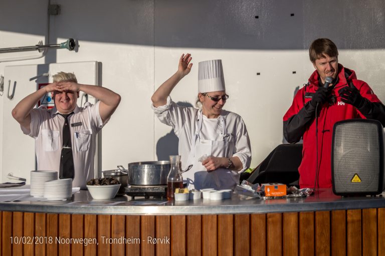 Het MS Nordkapp team bereidt blauwe mosselen!