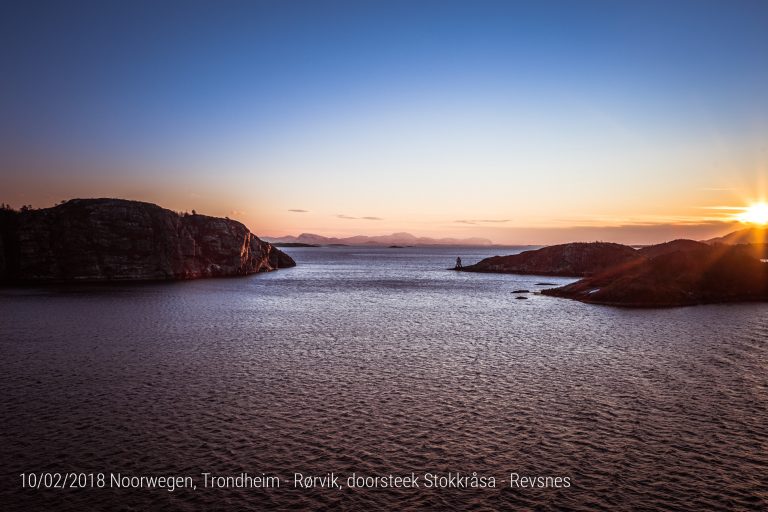 De MS Nordkapp in de zee-engte “Stokkråsa, Revsnes”