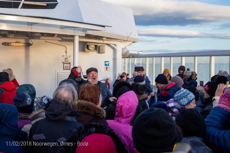 Onderweg van Ørnes naar Bodø, doop oversteek poolcirkelOnderweg van Ørnes naar Bodø, doop oversteek poolcirkel