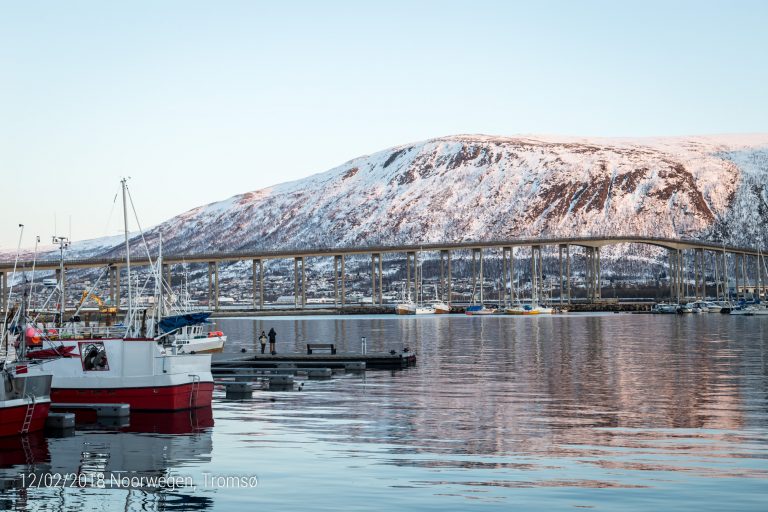 Langs de kade in Tromsø, wandeling richting Tromsøbrug