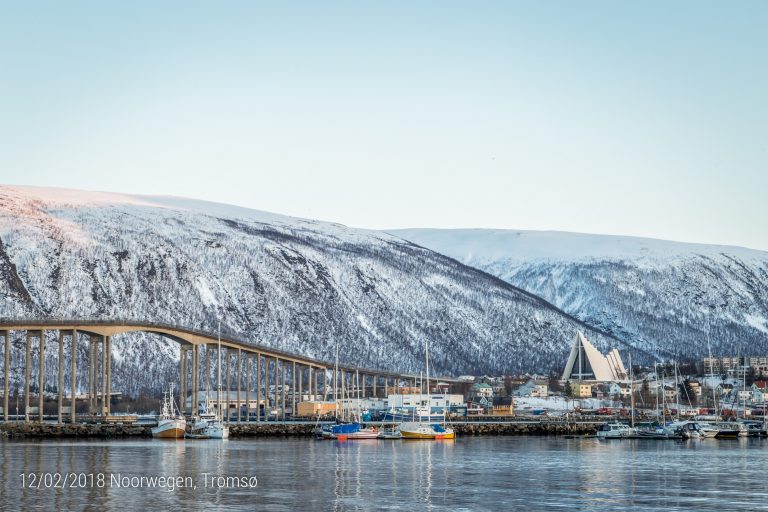 De Tromsøbrug met de IJszeekathedraal op de achtergrond 