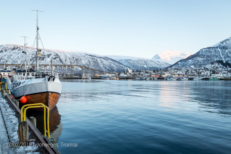 Langs de kade in Tromsø, wandeling richting Tromsøbrug