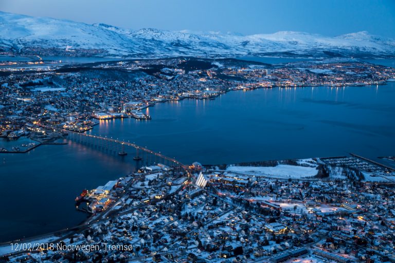 Zicht op Tromsø vanop het platform van de kabelbaan