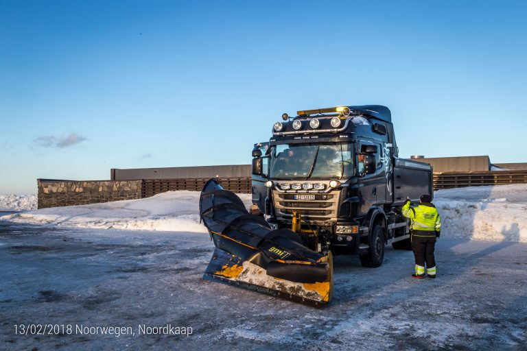 De sneeuwruimer die ons begeleide naar de Noordkaap