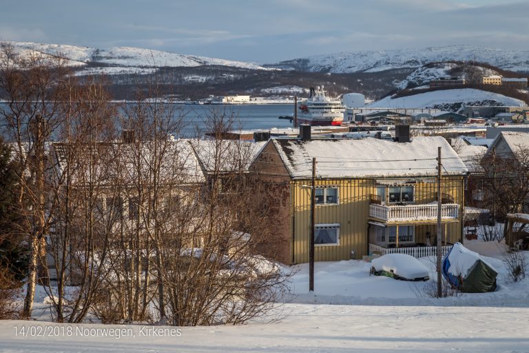 De MS Nordkapp in de haven van Kirkenes