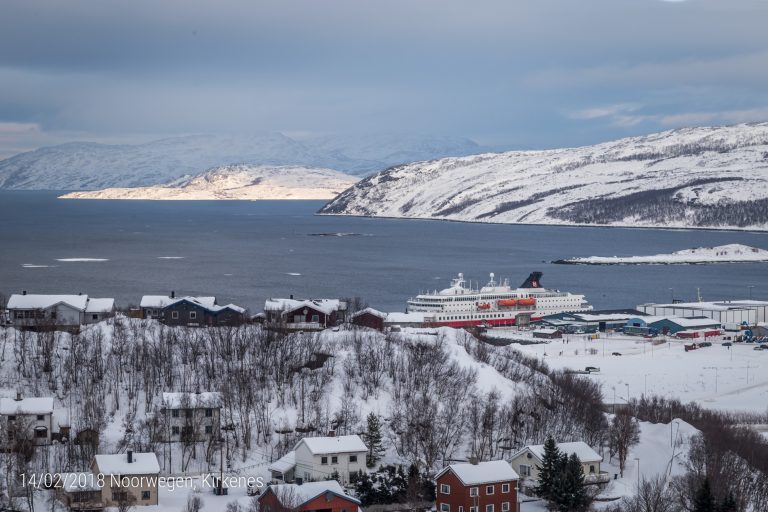 De MS Nordkapp in de haven van Kirkenes