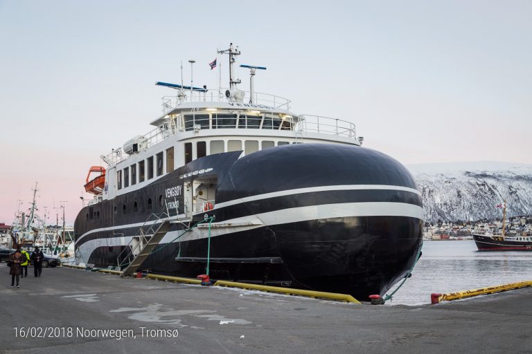 Een ijsbreker in de haven van Tromsø