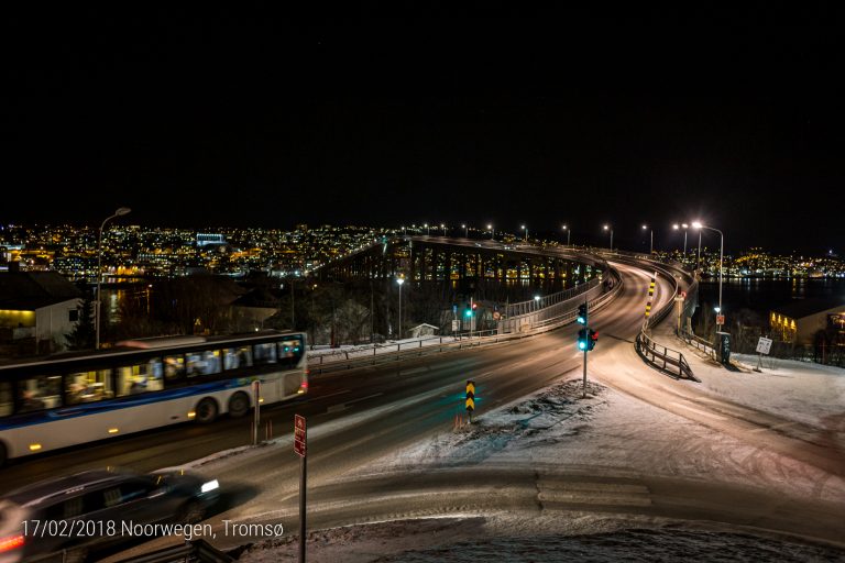 Zicht op de Tromsø brug by night