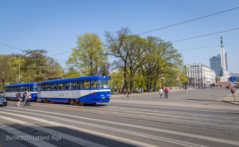 Tram op het plein van het vrijheidsmonument