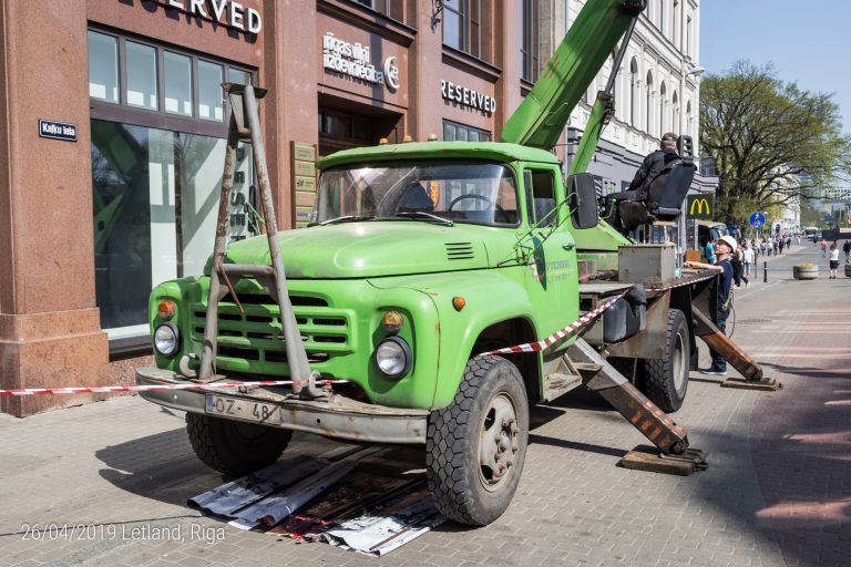 Oude Russische camion, de olie loopt er zo uit! Ratteeuw vindt dit niet leuk!
