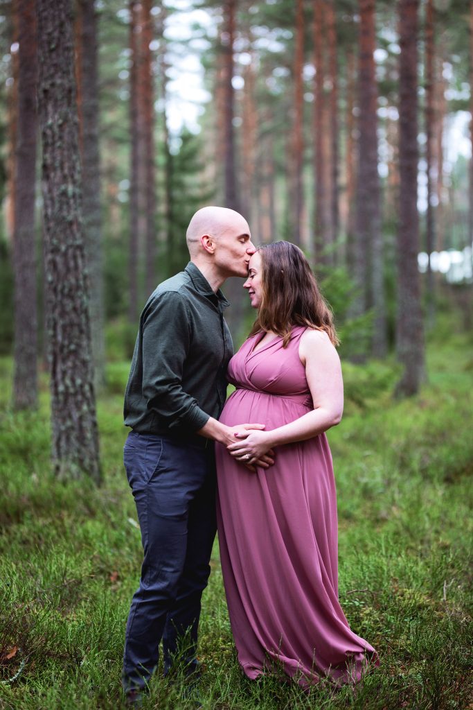 Gravidfotografering i tallskog.