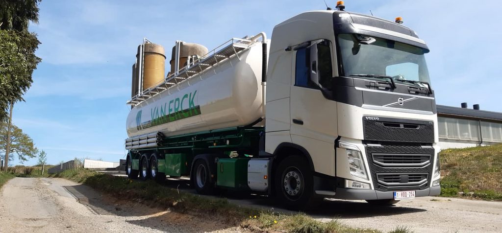 witte vrachtwagen vervoer van erck met bulkwagen