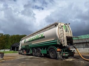 bulkwagen met aangesloten slangen