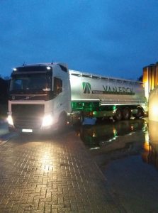 bulkwagen met volvo truck in het donker met lichten aan
