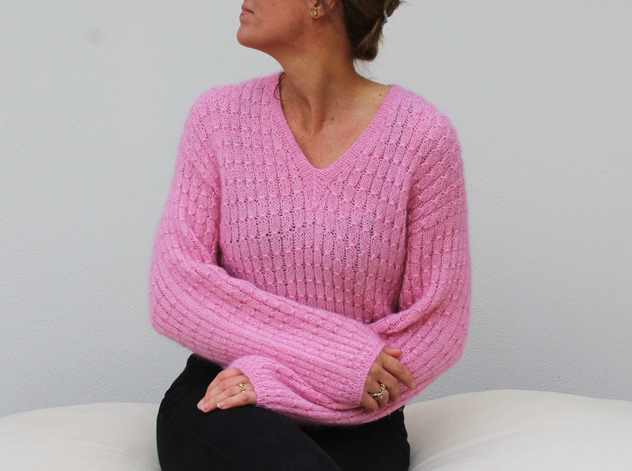 Knitting pattern VesterbyCrea.No.16 | V-neck sweater with smock pattern