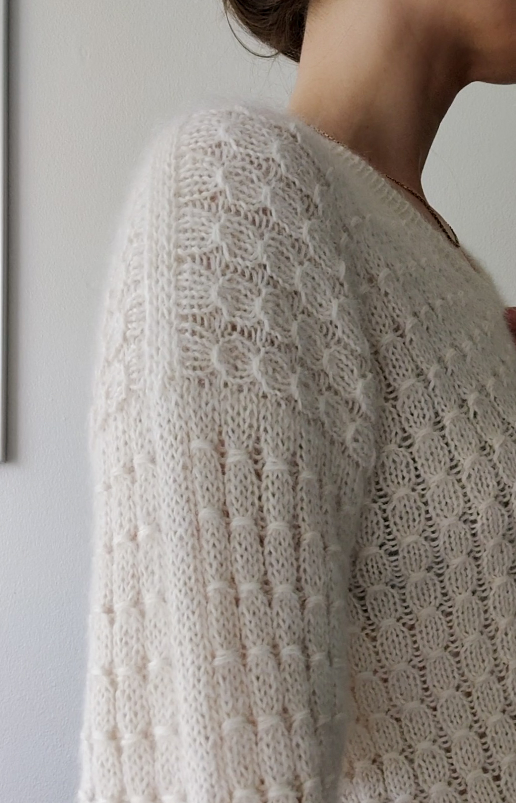 Strikkeopskrift VesterbyCrea.No.16 | V-hals sweater med smock mønster