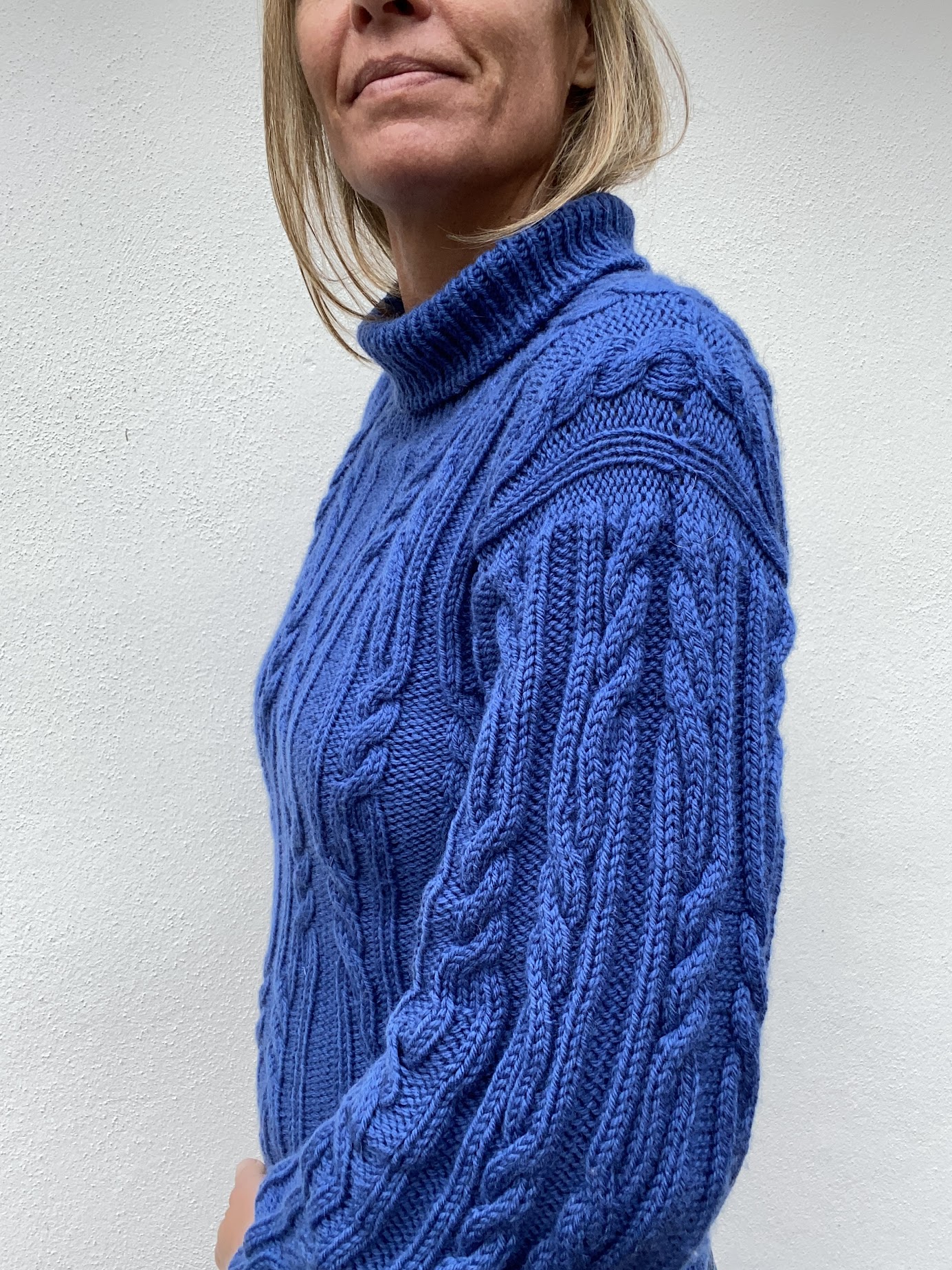 Strikkeopskrift VesterbyCrea.No.35 sweater med snoninger