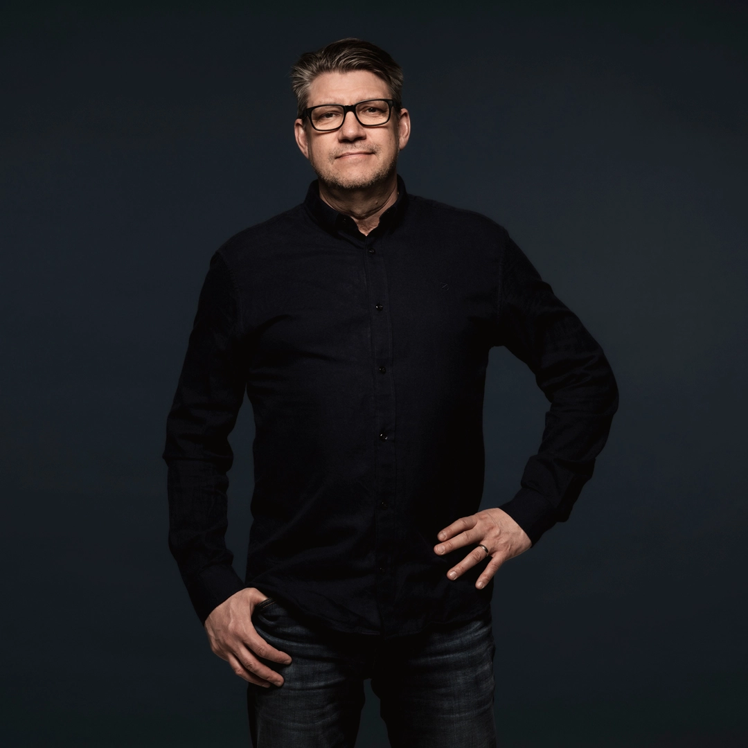 michell veterangig, michell nordvall i mörkblå skjorta och mörka jeans