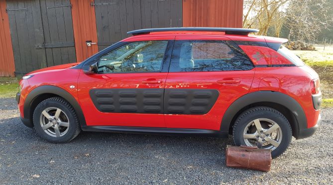 Vetmobilen är en röd Citroën C4 Cactus. Bredvid bilen står veterinärväskan packad och klar för nya sjukbesök.