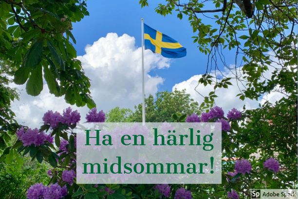 En svenska flagga på flaggstång mot en blå himmel med lite vita moln. Trädgrenar från ett kastanjeträd och blommande lila rododendron syns i förgrunden. Texten "Ha en härlig midsommar!" 