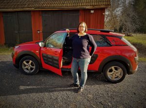 Bild på röda och svarta Vetmobilen och i förgrunden står veterinär Agneta Andersson. Bilden är en länk till eventet Vetmobil kommer på besök i september.
