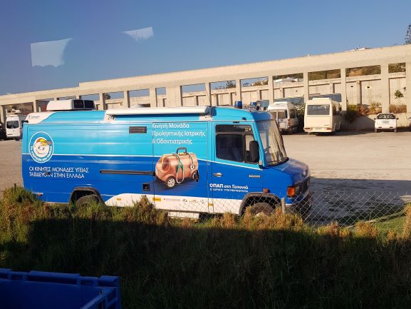 En bild av en blå ambulans med en hjulförsedd doktorsväska målad på sidan. Bilden togs på Kreta under en semestervecka för vila och återhämtning.