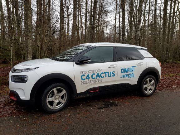 VikarieVetmobilen är en vid Citroën C4 Cactus med blåd och vita dekaler på sidan.