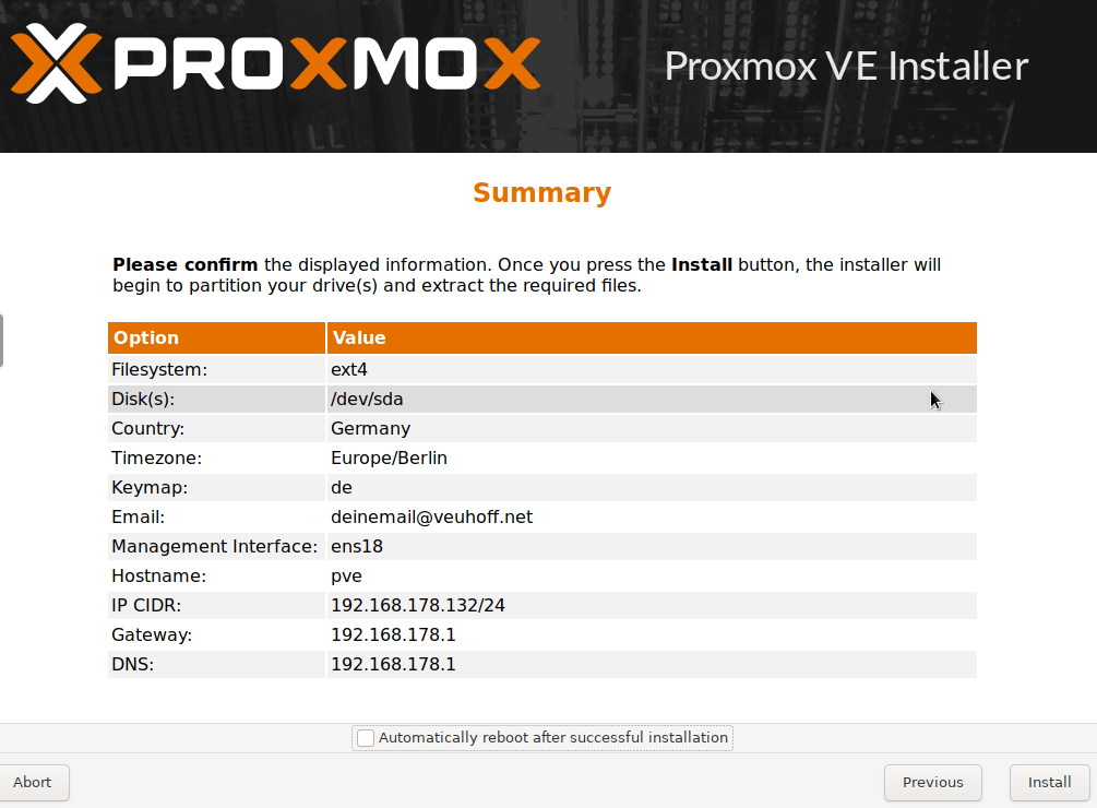Installationsübersicht mit einer Zusammenfassung aller getätigten Eingaben für die Installation von Proxmox