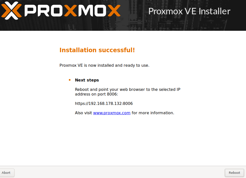 Proxmox wurde erfolgreich auf deinem Host installiert. Dieser Bildschirm zeigt die IP Adresse deines Servers