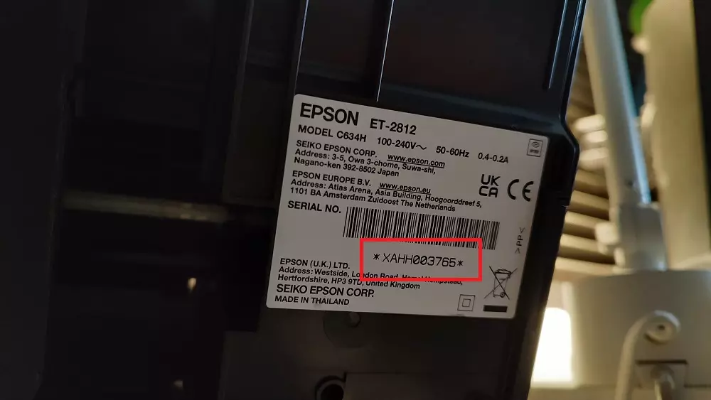 Seriennummer-Aufkleber mit dem Admin-Passwort auf dem Epson-EcoTank-Drucker