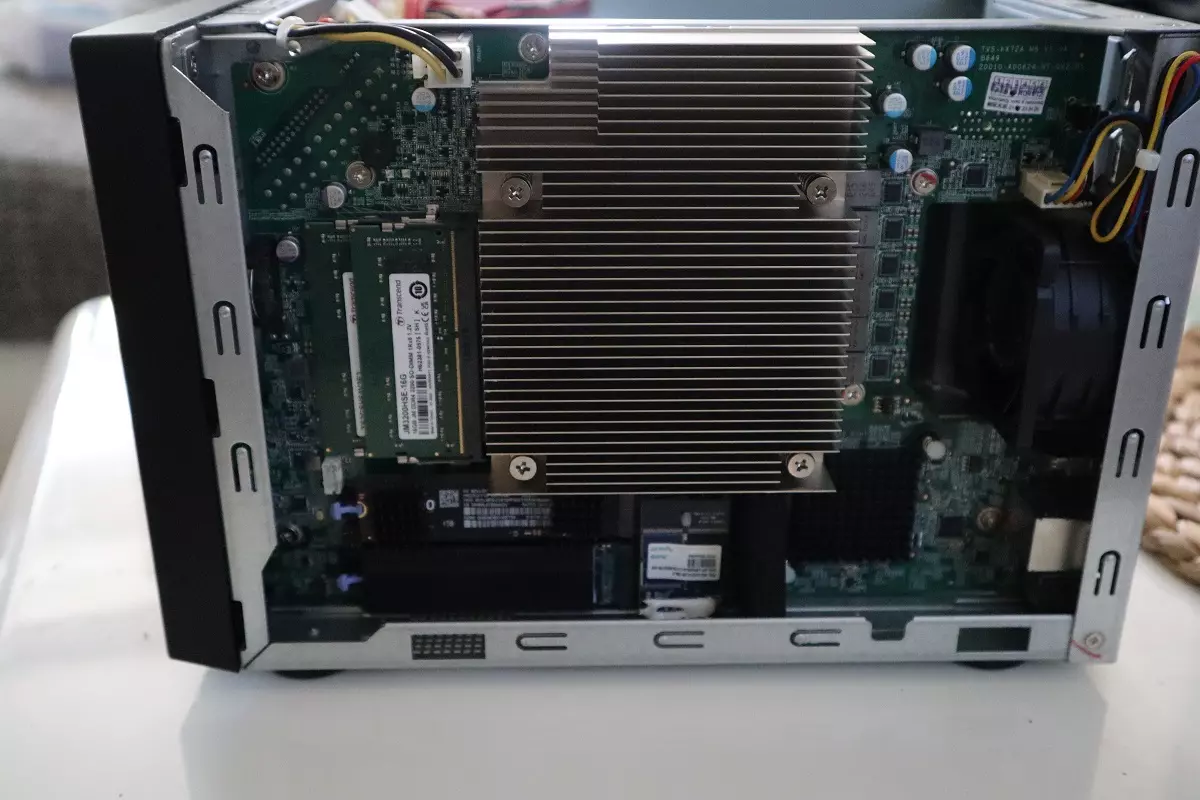 QNAP TVS-h674 Review- das geöffnete Gehäuse