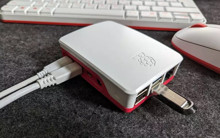 Raspberry Pi 4 Model B mit USB-Stick und Verkabelung