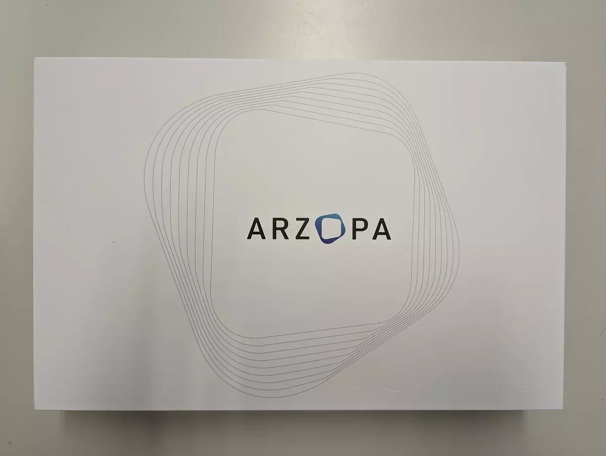 Arzopa Monitor Review des 15.6 Zoll Portable Modell mit 60 Hertz (Vorderseite der Verpackung)
